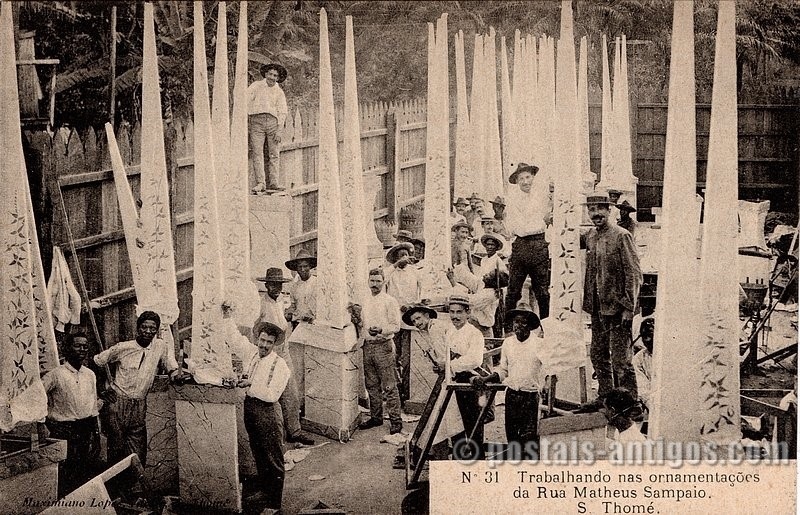 Trabalhando nas ornamentações da Rua Matheus Sampaio, São Tomé Trabalhando nas ornamentações da Rua Matheus Sampaio, São Tomé