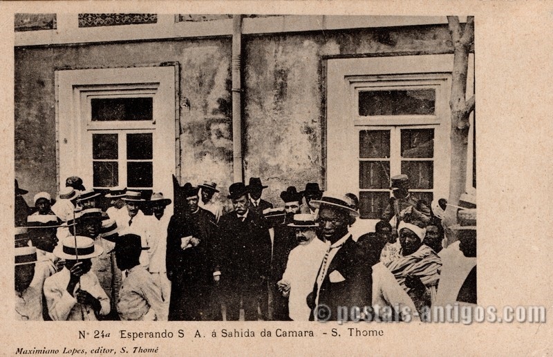 Esperando Sua Alteza à saída da Câmara - São Tomé Esperando Sua Alteza à saída da Câmara - São Tomé
