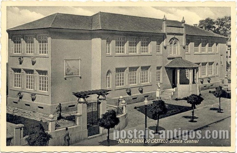 Bilhete postal ilustrado de Viana do Castelo, Escola Central | Portugal em postais antigos