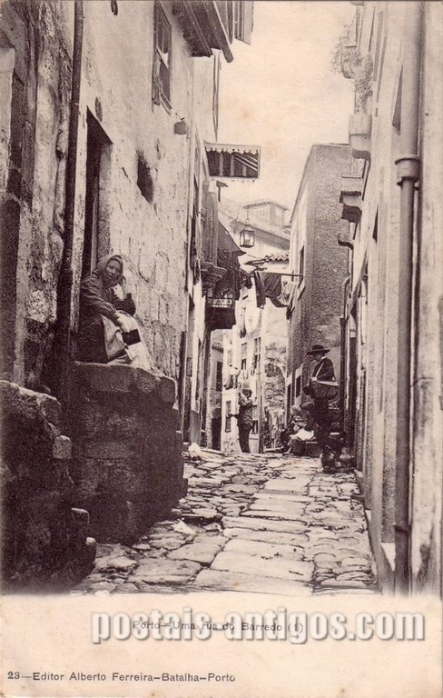 Bilhete postal ilustrado de uma rua do Barredo, Porto | Portugal em postais antigos