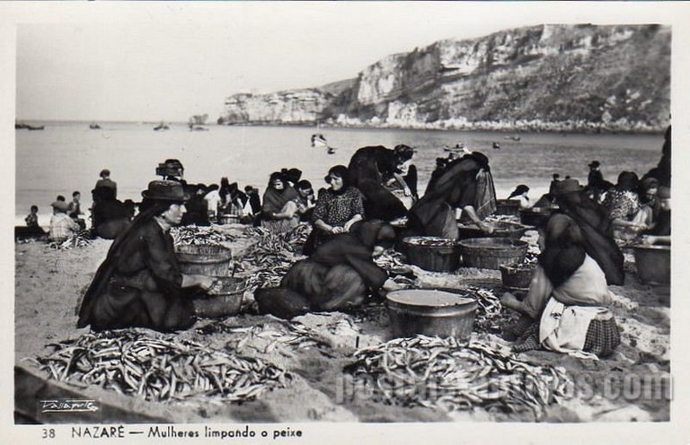 Bilhete postal de Nazaré, Mulheres limpando o peixe | Portugal em postais antigos 