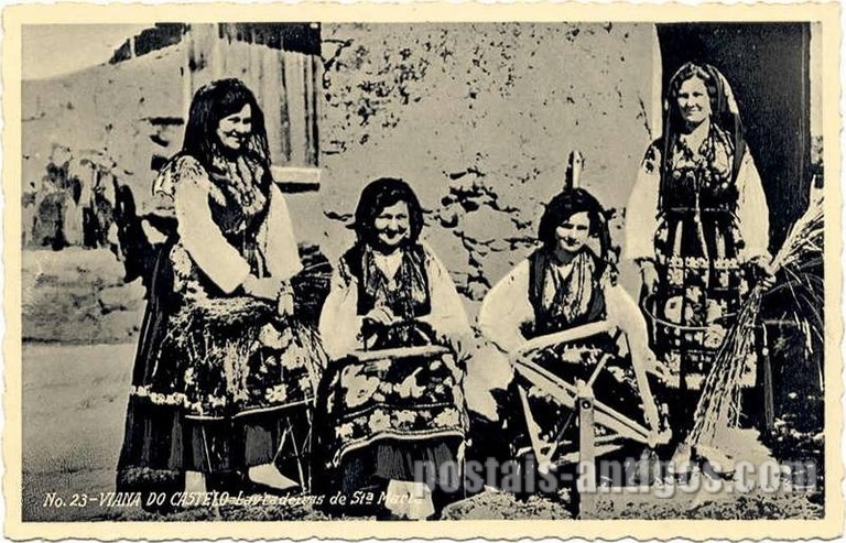 Bilhete postal ilustrado de Viana do Castelo, Lavradeiras de Santa Marta | Portugal em postais antigos