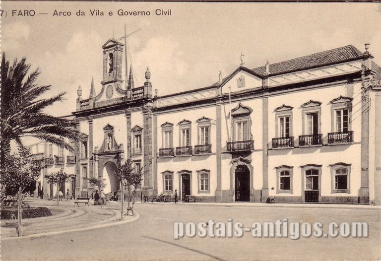 Bilhete postal de Faro: Arco da Vila e Governo Civil | Portugal em postais antigos