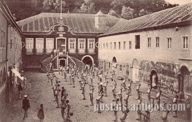 Bilhete postal ilustrado de Amarante: Exercício militar na Casa da Câmara | Portugal em postais antigos