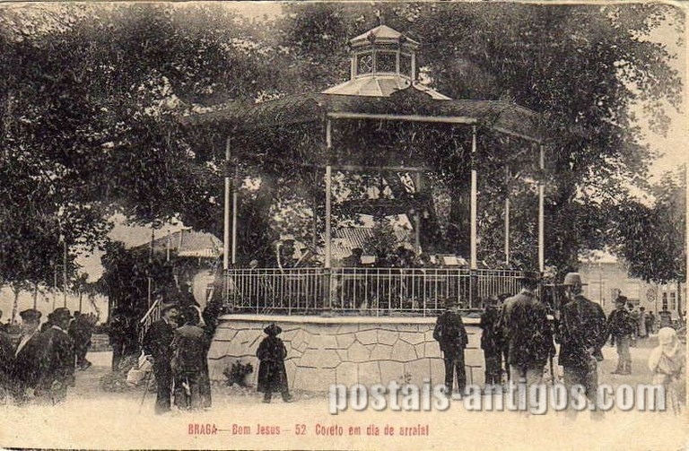 Bilhete postal antigo de Braga, Bom Jesus - Coreto em dia de arraial | Portugal em postais antigos