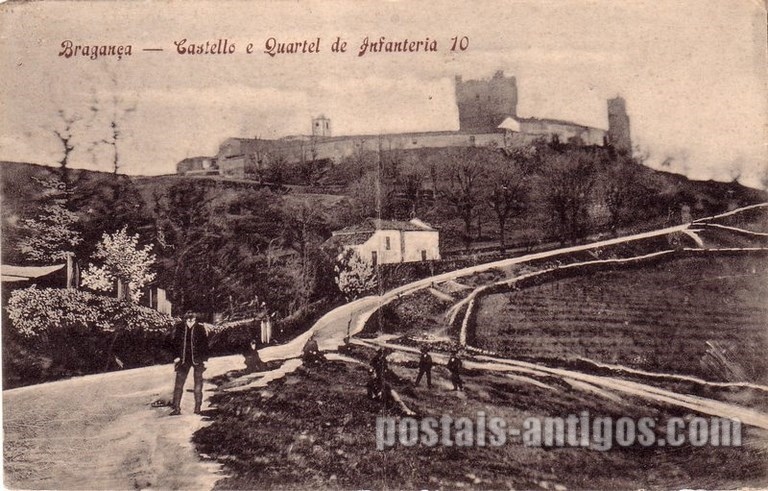 Bilhete postal de Bragança: Castelo e Quartel de Infantaria 10 | Portugal em postais-antigos.com
