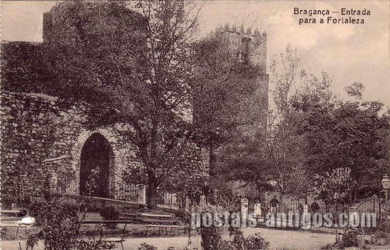 Bilhete postal de Bragança: Entrada para a Fortaleza | Portugal em postais-antigos.com