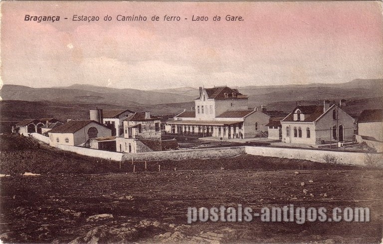 Postais antigos de Bragança: Estação do caminho de ferro - Lado da gare  | Portugal em postais antigos