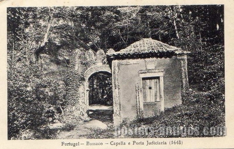 Postal antigo de Buçaco, Portugal: Capela e Porta Judiciária (1648).