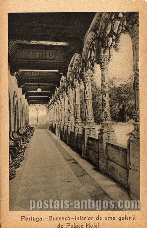 Postal antigo de Buçaco, Portugal:  Interior de uma galeria do Palace Hotel.