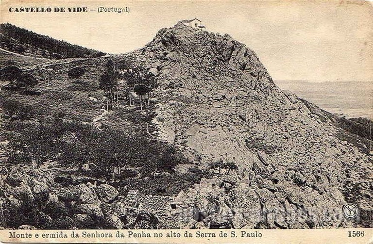 Postal antigo de Castelo de Vide, Portugal: Monte e ermida da Senhora da Penha no alto da Serra de São Paulo.