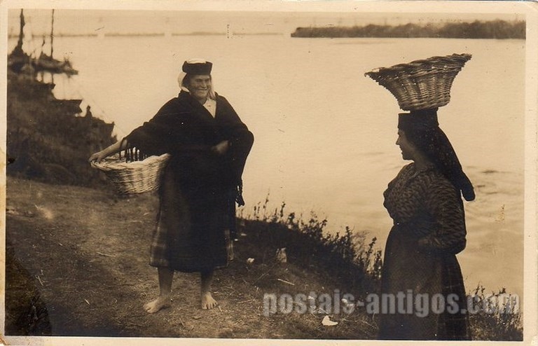 Bilhete postal ilustrado de Santarém, Pescadoras das margens do Tejo | Portugal em postais antigos