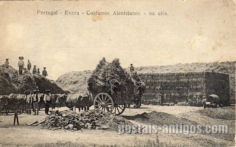Bilhete postal dos Costumes Alentejanos, na eira​ - Évora | Portugal em postais antigos