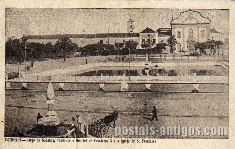 Bilhete postal ilustrado antigo de Estremoz, Largo do Gadanha - Quartel de Cavalaria | Portugal em postais antigos