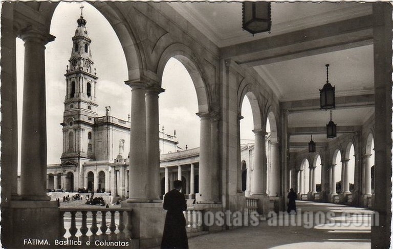 Bilhete postal ilustrado de Fátima, Fátima, Basílica e colunatas | Portugal em postais antigos