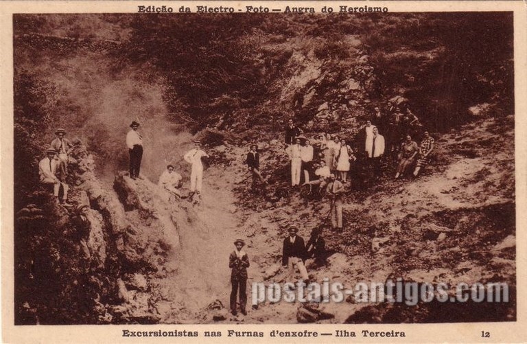 Bilhete postal dos Excursionistas nas Furnas do enxofre, Angra do Heroísmo, Açores | Portugal em postais antigos