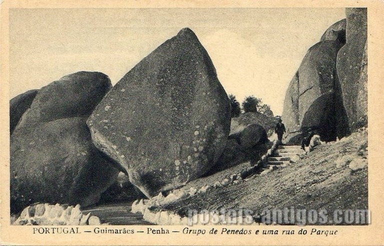 Postal antigo de Guimarães, Portugal: Penha - Grupo de Penedos e uma rua do Parque | Portugal em postais antigos
