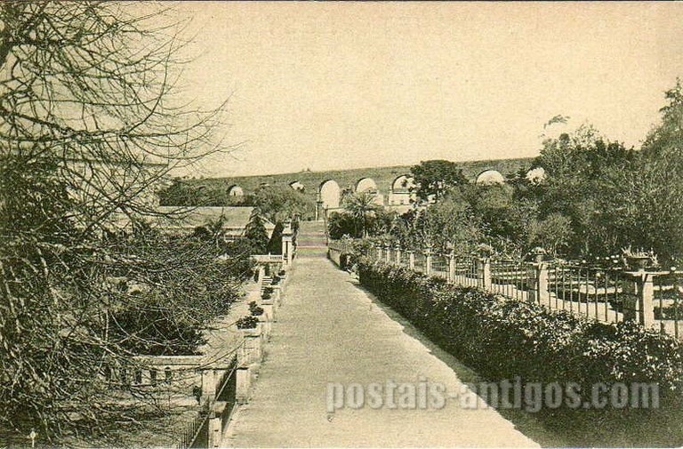 Postal antigo de Coimbra, Portugal: Jardim Botânico da Universidade e Aqueduto de São Sebastião.