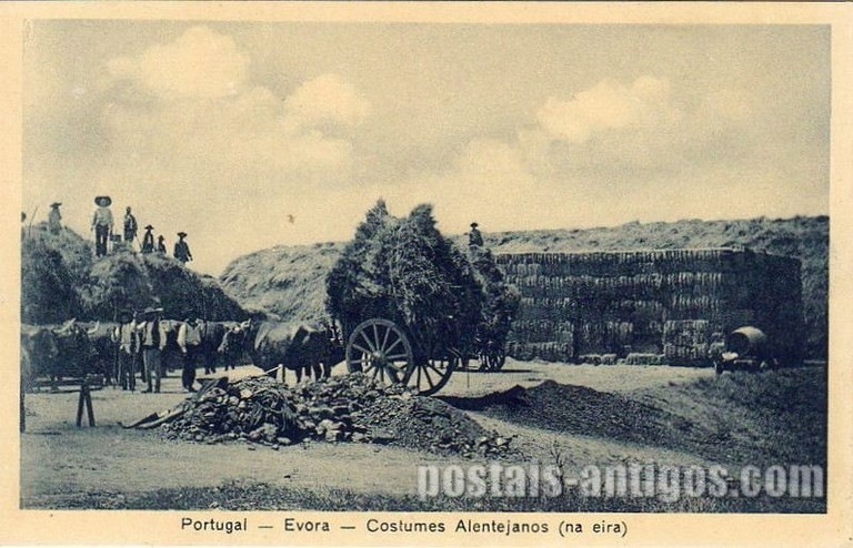 Bilhete postal dos Costumes Alentejanos - Na eira​, Évora | Portugal em postais antigos