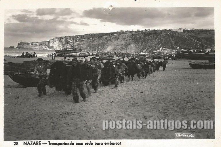 Bilhete postal de Nazaré, Transportando uma rede para embarcar | Portugal em postais antigos