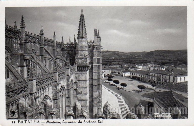 Bilhete postal de Batalha: o pormenor da fachada sul do Mosteiro | Portugal em postais antigos 