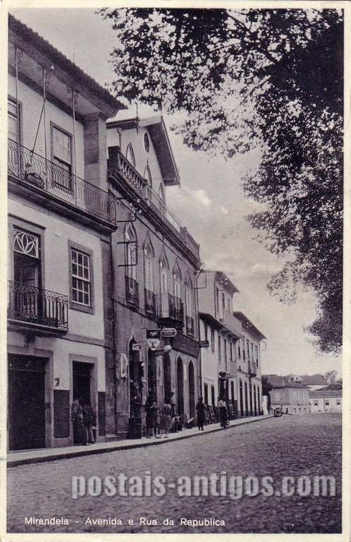 Bilhete postal ilustrado antigo da Avenida e rua da República, Mirandela | Portugal em postais antigos 