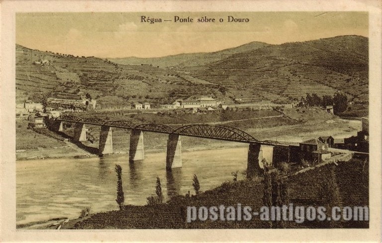 Bilhete postal antido de Peso da Régua: Ponte sobre o rio Douro | Portugal em postais antigos.
