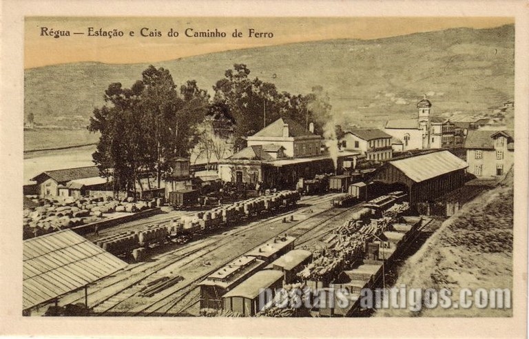 Bilhete postal antido de Peso da Régua: Estação e Cais do caminho de ferro | Portugal em postais antigos.