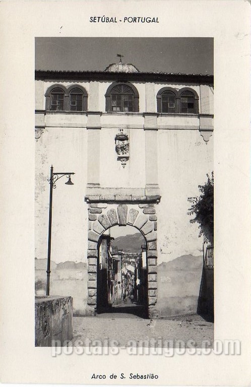 Bilhete postal ilustrtado de Setúbal, Arco de São Sebastião | Portugal em postais antigos