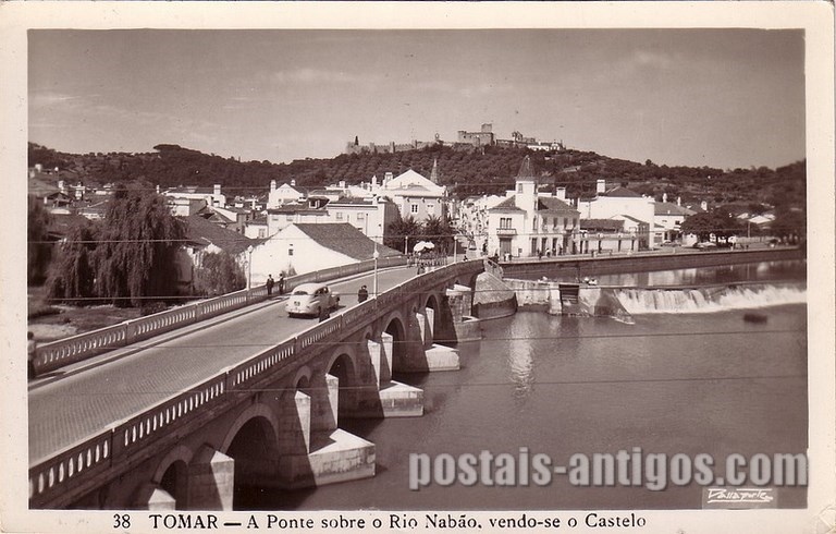 Bilhete postal ilustrado da A ponte sobre o Rio Nabão, vendo-se o Castelo, Tomar  | Portugal em postais antigos
