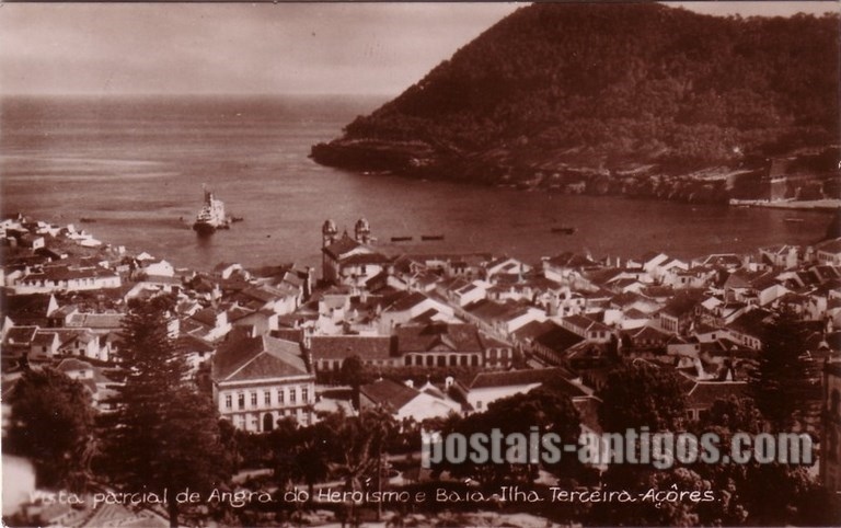 Bilhete postal da Vista parcial de Angra do Heroísmo e baía, Açores | Portugal em postais antigos