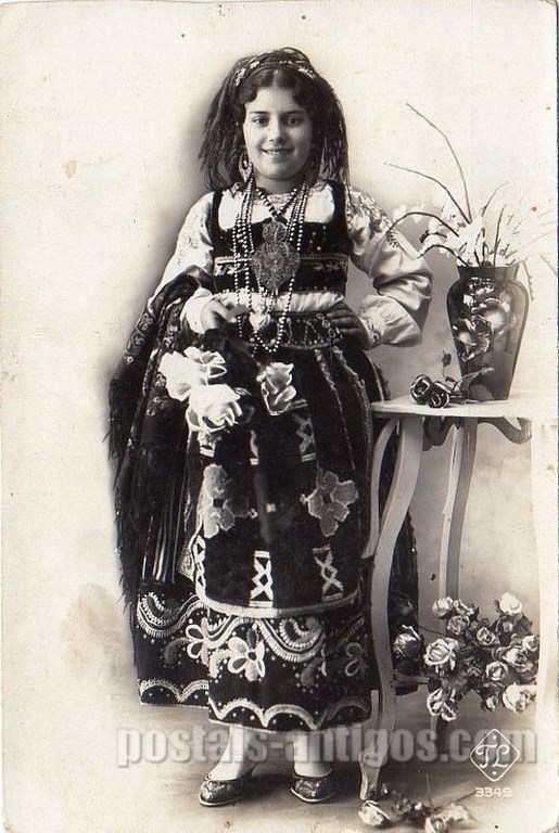 Bilhete postal antigo de Vouzela, Costume de Vouzela | Portugal em postais antigos