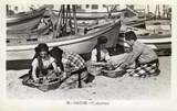 Bilhete postal de Nazaré, limpando peixes | Portugal em postais antigos 