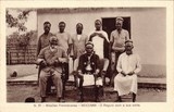 Bilhete postal ilustrado de Moçambique, O Regulo com a sua corte, Mocumbi | Portugal em postais antigos 