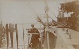 Bilhete postal ilustrado de O Rei D. Manuel II saindo do navio Saphyr, 1908  | Portugal em postais antigos 