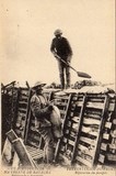 Bilhete postal ilustrado: Os Portugueses na frente da Batalha - Reparando o parapeito | Portugal em postais antigos