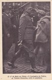 Bilhete postal ilustrado do 1° de Maio de 1931 no Porto: o Comissário de Polícia, Sr. Tenente Abranches, entre os populares  | Portugal em postais antigos 